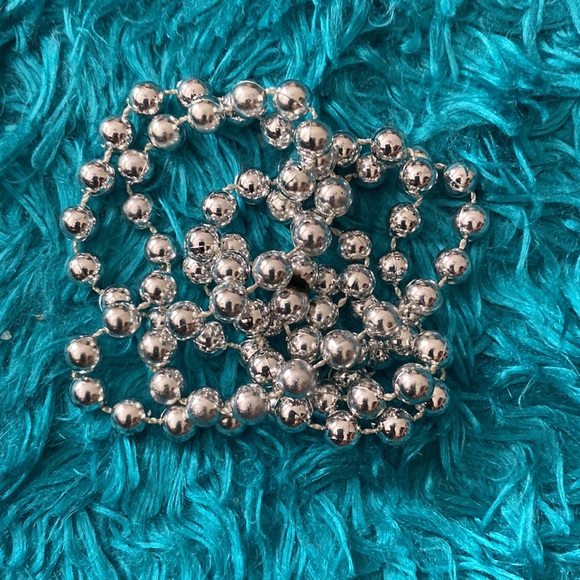 Silvery plastic spherical beads necklace - Picture 6 of 6